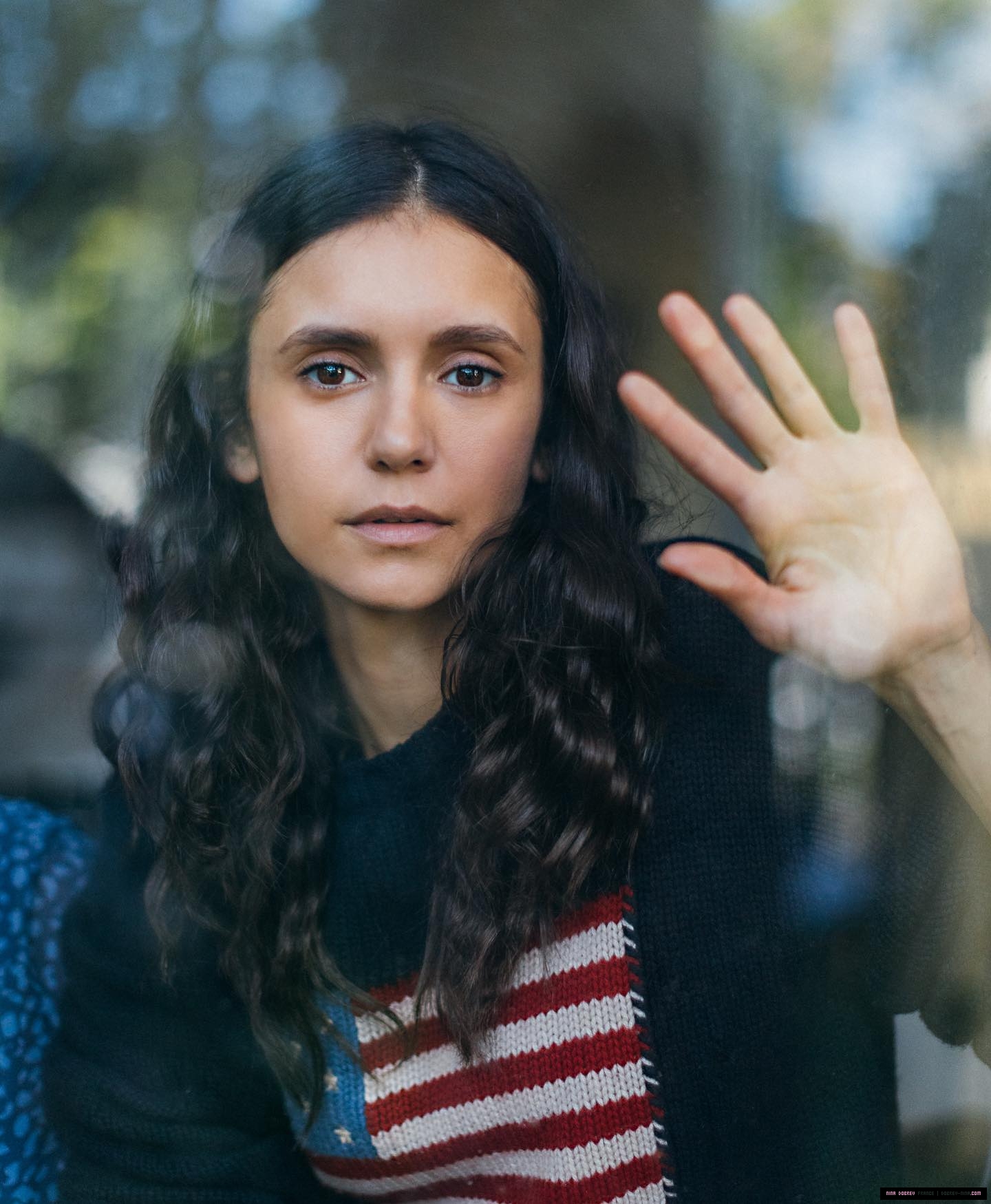 https://prikachi.net/images/2025/09/23/nina_dobrev_france00272.jpg