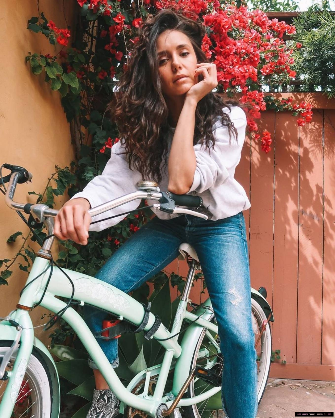 https://prikachi.net/images/2025/09/23/nina_dobrev_france00658.jpg