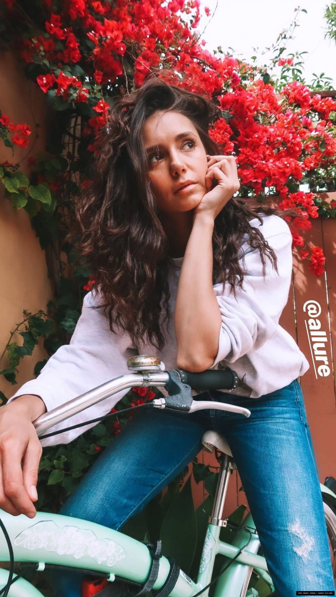 https://prikachi.net/images/2025/09/23/nina_dobrev_france00757.jpg