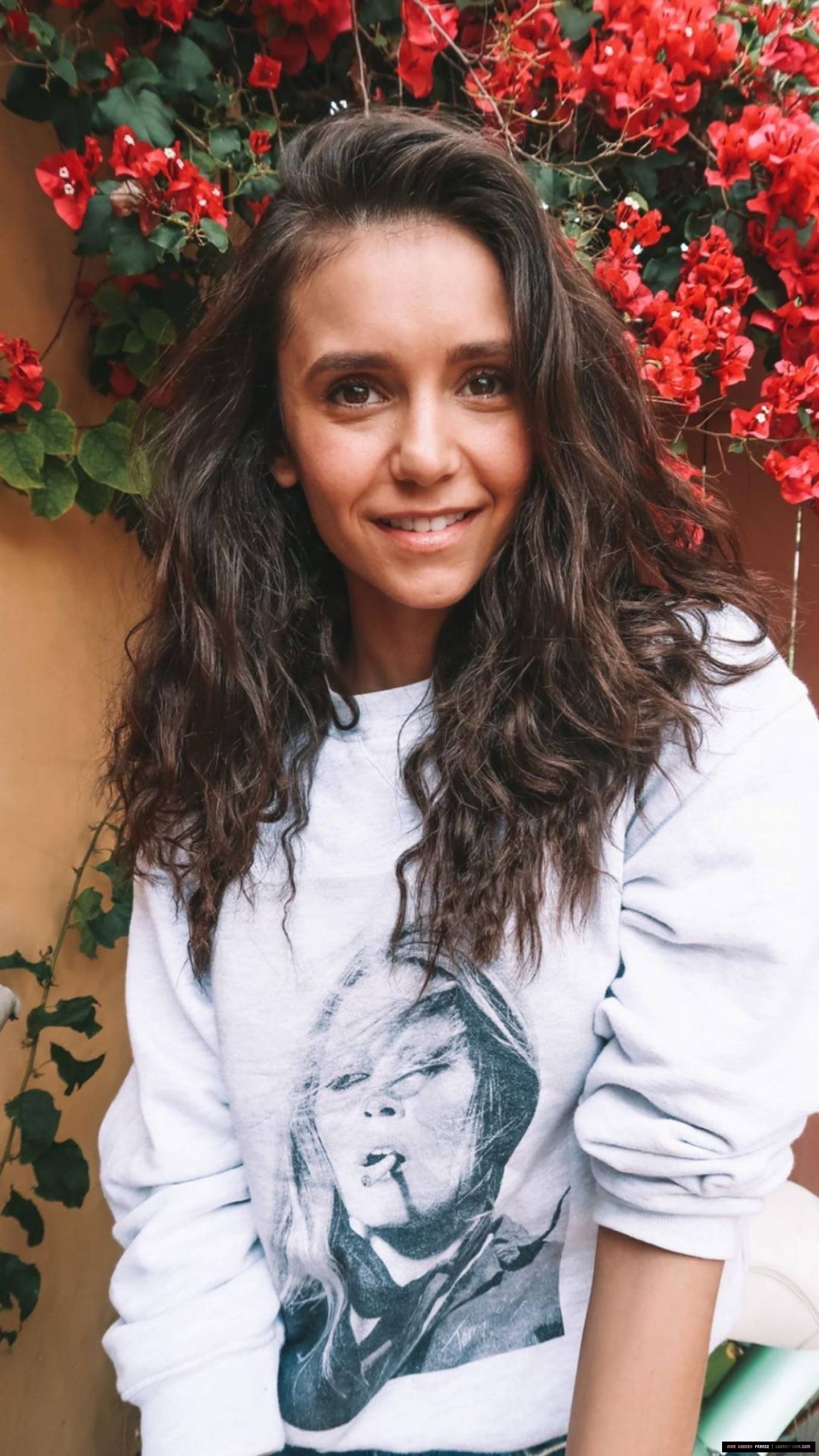 https://prikachi.net/images/2025/09/23/nina_dobrev_france00857.jpg